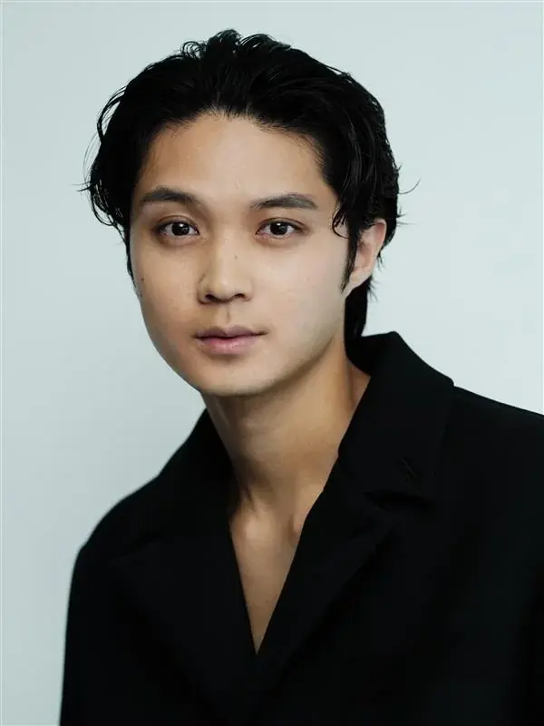 静岡出身の磯村勇斗さんが、地元銘菓「こっこ」のCMキャラクターに就任。「こっこ 売店」篇、「こっこ エスカレーター」篇、10月24日（金）より公開 画像 8