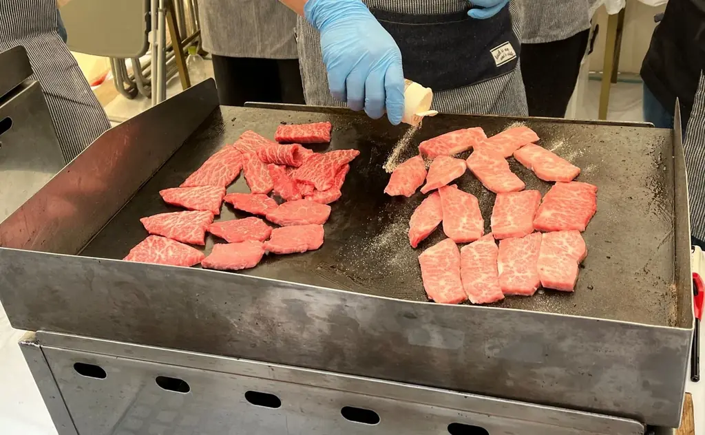 11月3日開催　横浜肉まつりで武州和牛を試食