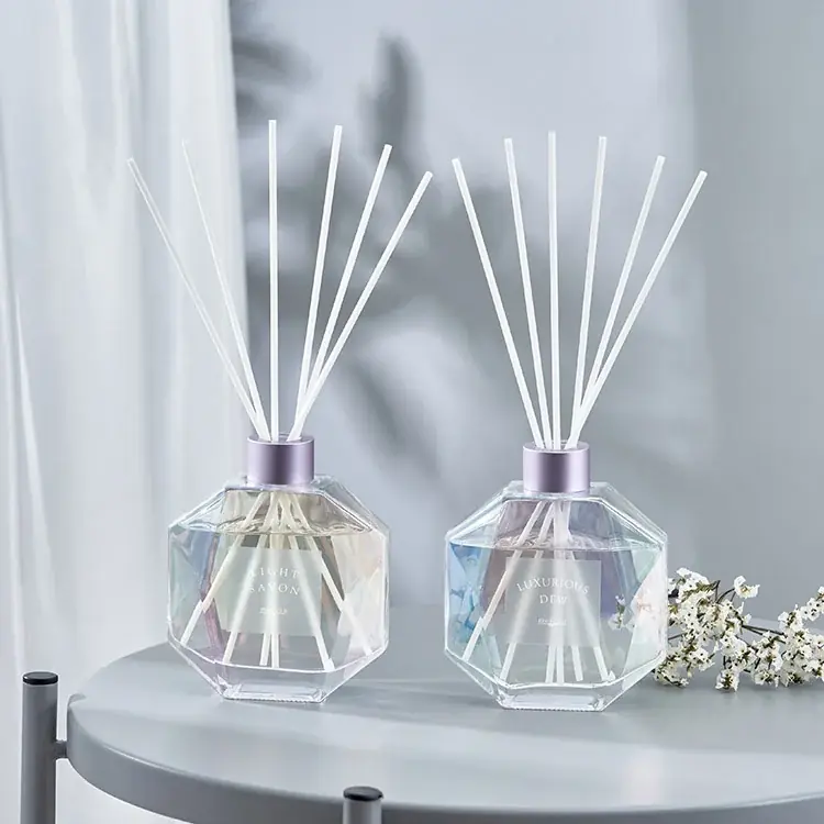 光で虹色に輝くmercyuの新リードディフューザー発売