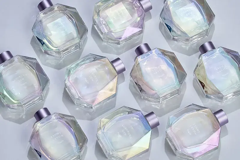 光を受けて虹色に輝くボトルと香りで、お部屋をラグジュアリーな空間に。mercyu（メルシーユー）から新作リードディフューザーを新発売【ライフオンプロダクツ株式会社】 画像 2