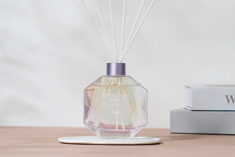 光を受けて虹色に輝くボトルと香りで、お部屋をラグジュアリーな空間に。mercyu（メルシーユー）から新作リードディフューザーを新発売【ライフオンプロダクツ株式会社】 画像 3