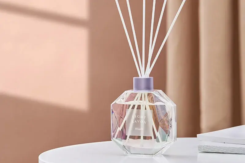 光を受けて虹色に輝くボトルと香りで、お部屋をラグジュアリーな空間に。mercyu（メルシーユー）から新作リードディフューザーを新発売【ライフオンプロダクツ株式会社】 画像 5