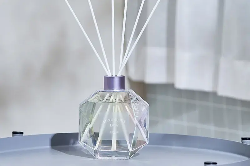 光を受けて虹色に輝くボトルと香りで、お部屋をラグジュアリーな空間に。mercyu（メルシーユー）から新作リードディフューザーを新発売【ライフオンプロダクツ株式会社】 画像 6