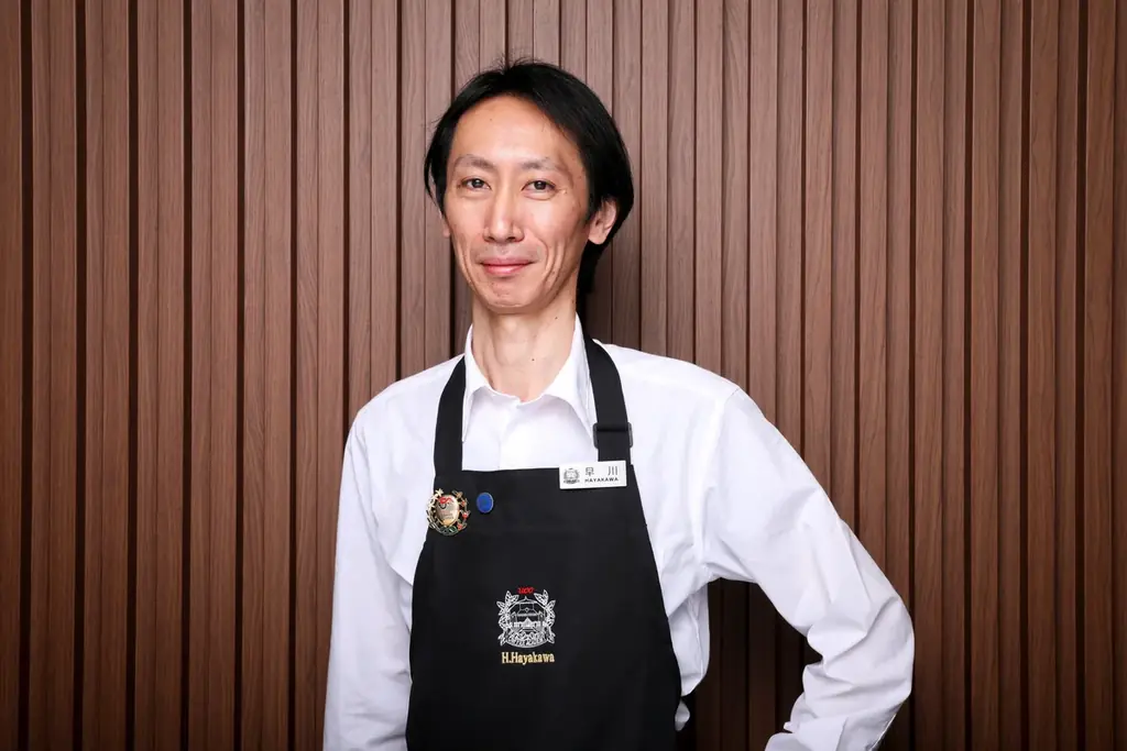 UCCグループの上島珈琲店虎ノ門店が映画のロケ地に。主演豆原一成さん（JO1）にUCCコーヒーアカデミー専任講師が現場でコーヒー技術指導も！映画『富士山と、コーヒーと、しあわせの数式』10月24日公開 画像 3