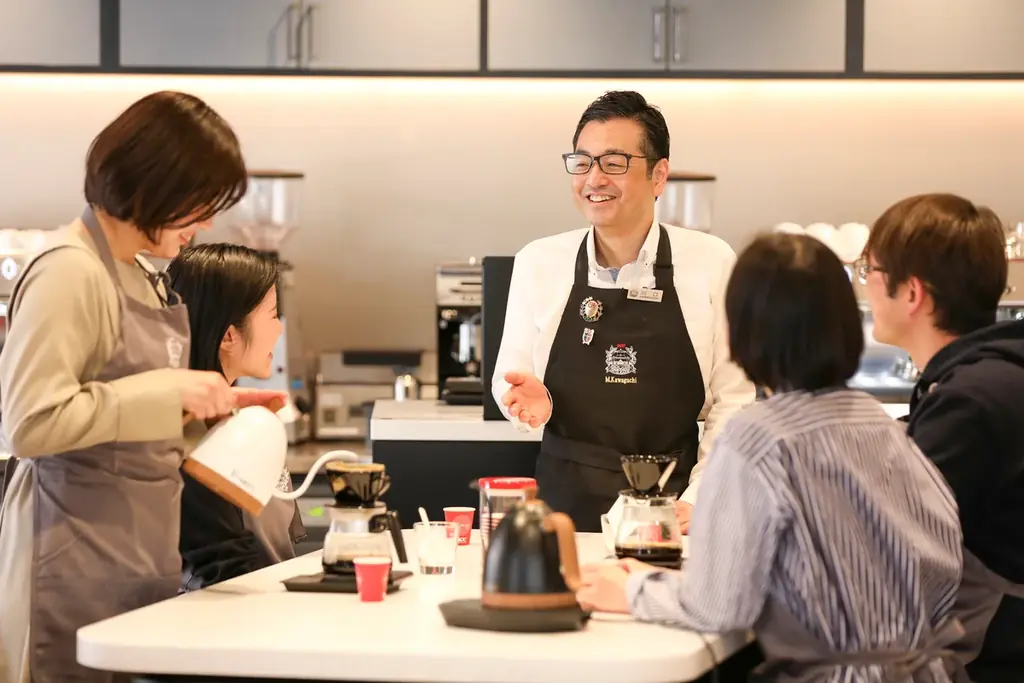 UCCグループの上島珈琲店虎ノ門店が映画のロケ地に。主演豆原一成さん（JO1）にUCCコーヒーアカデミー専任講師が現場でコーヒー技術指導も！映画『富士山と、コーヒーと、しあわせの数式』10月24日公開 画像 5
