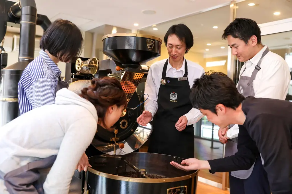 UCCグループの上島珈琲店虎ノ門店が映画のロケ地に。主演豆原一成さん（JO1）にUCCコーヒーアカデミー専任講師が現場でコーヒー技術指導も！映画『富士山と、コーヒーと、しあわせの数式』10月24日公開 画像 6