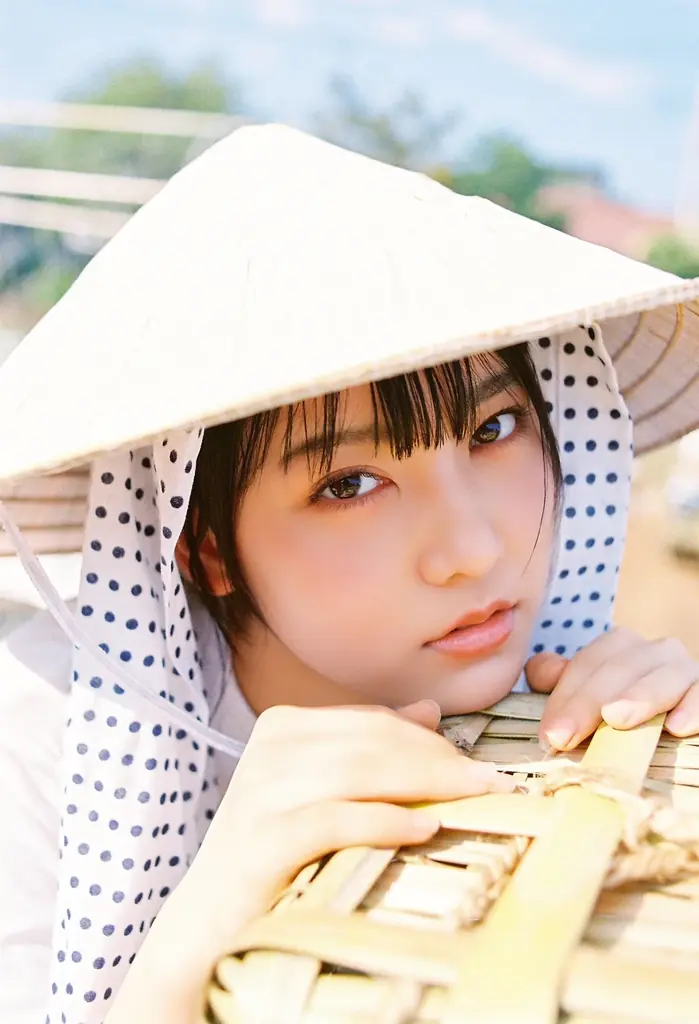 現と幻の狭間、可憐さと儚さの共存──。10／28(火)発売の櫻坂46・遠藤理子&村井優が登場する「B.L.T.12月号」表紙画像を解禁！ 画像 11