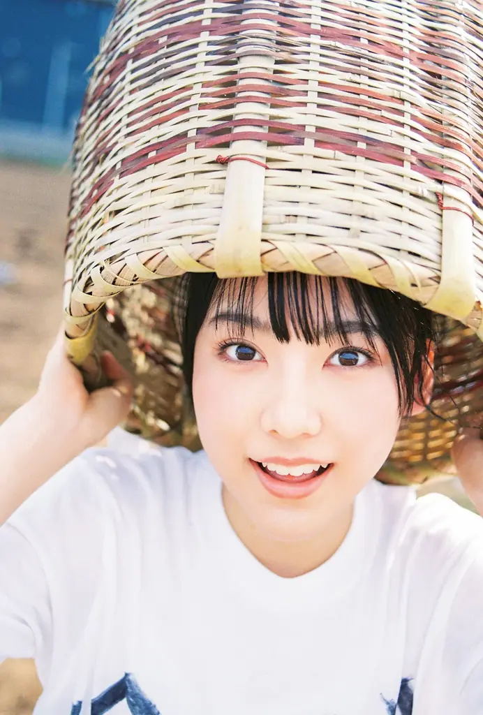 現と幻の狭間、可憐さと儚さの共存──。10／28(火)発売の櫻坂46・遠藤理子&村井優が登場する「B.L.T.12月号」表紙画像を解禁！ 画像 18