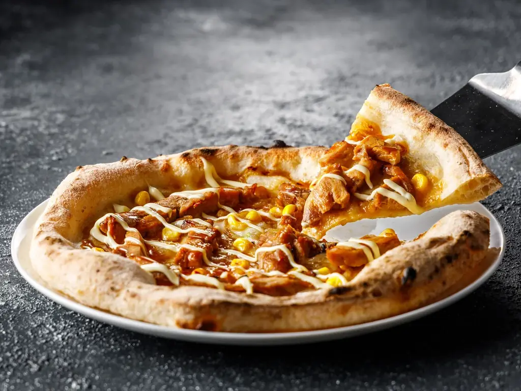 モスバーガーで40年以上愛され続ける人気メニュー『テリヤキチキンバーガー』の味わいをピザで再現！モスバーガー×PIZZAREVO（ピザレボ）初コラボピザ 新発売！！10/27（月）～ 画像 2