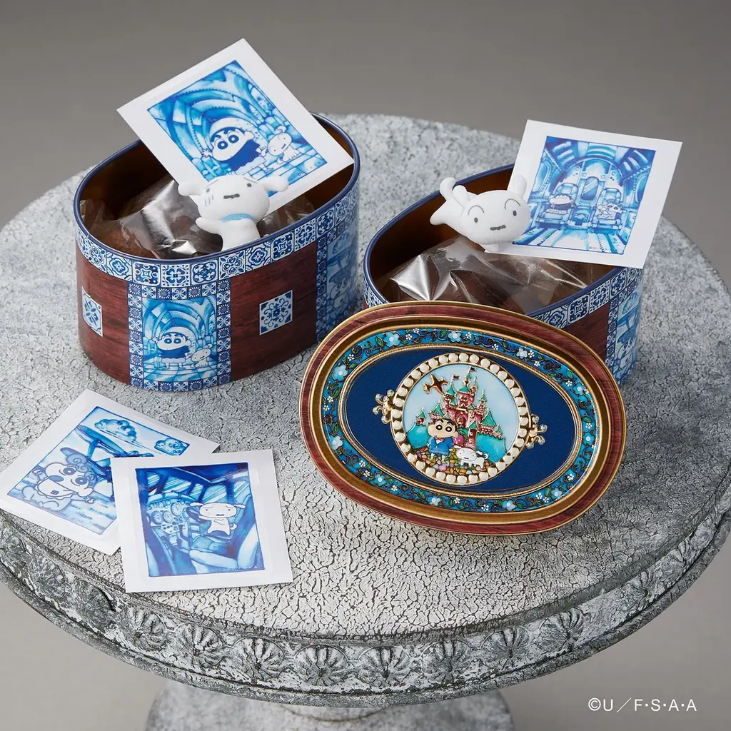 ヨーロッパ風タイル✖️宝石箱『クレヨンしんちゃん飛行機缶』が新登場！ふわふわ質感のシロのフロッキーフィギュアとステッカー付き。 画像 10