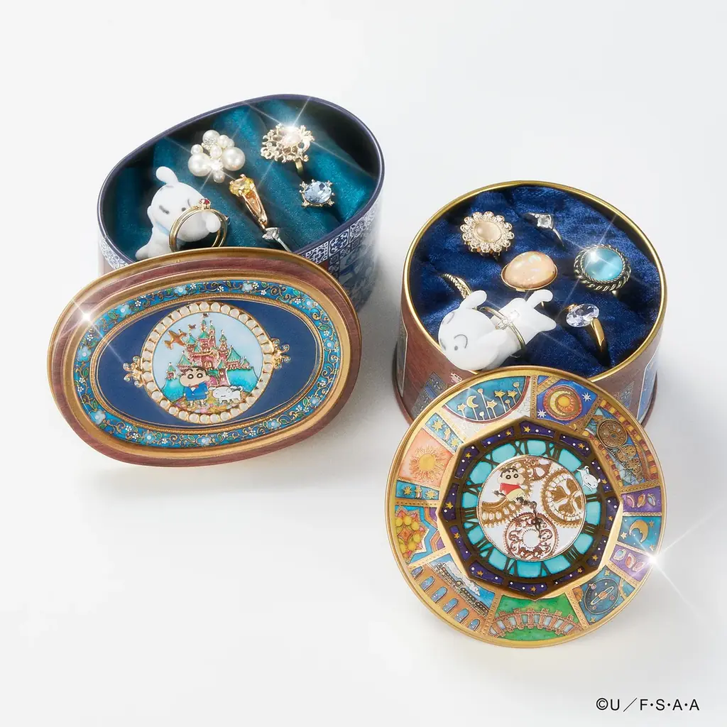 ヨーロッパ風タイル✖️宝石箱『クレヨンしんちゃん飛行機缶』が新登場！ふわふわ質感のシロのフロッキーフィギュアとステッカー付き。 画像 11