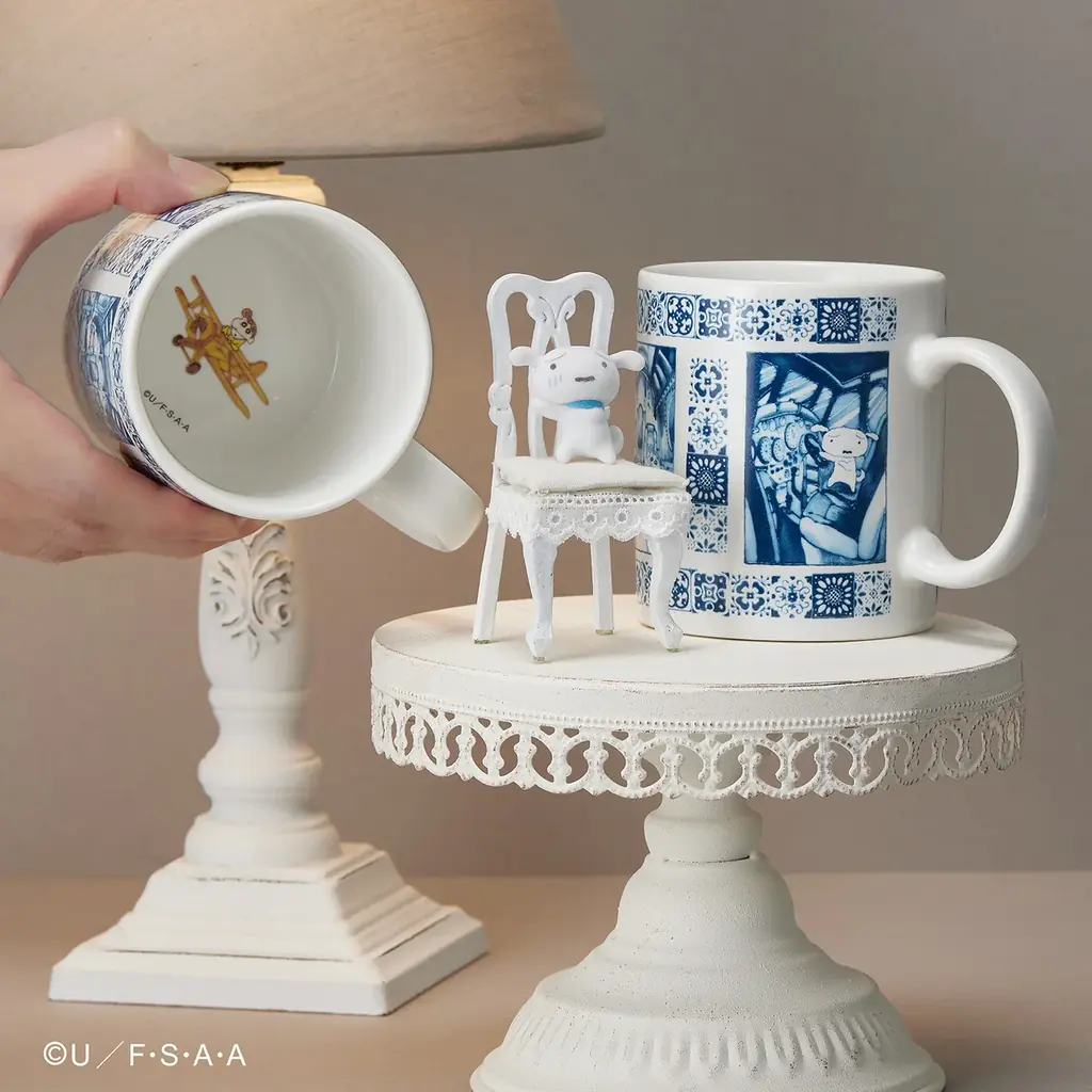 ヨーロッパ風タイル✖️宝石箱『クレヨンしんちゃん飛行機缶』が新登場！ふわふわ質感のシロのフロッキーフィギュアとステッカー付き。 画像 12