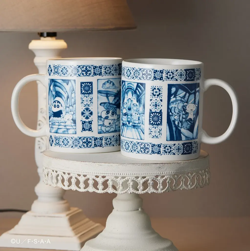 ヨーロッパ風タイル✖️宝石箱『クレヨンしんちゃん飛行機缶』が新登場！ふわふわ質感のシロのフロッキーフィギュアとステッカー付き。 画像 13