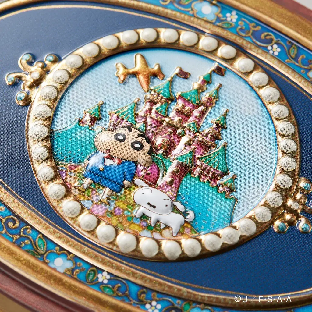 ヨーロッパ風タイル✖️宝石箱『クレヨンしんちゃん飛行機缶』が新登場！ふわふわ質感のシロのフロッキーフィギュアとステッカー付き。 画像 2