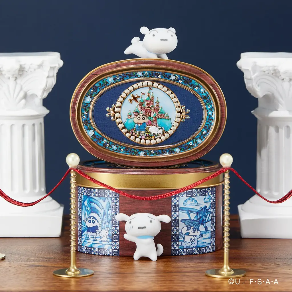 ヨーロッパ風タイル✖️宝石箱『クレヨンしんちゃん飛行機缶』が新登場！ふわふわ質感のシロのフロッキーフィギュアとステッカー付き。 画像 3