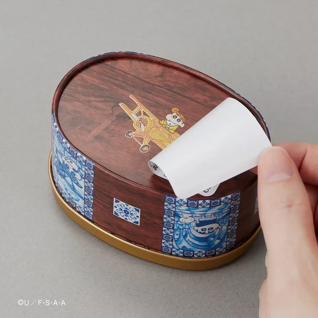 ヨーロッパ風タイル✖️宝石箱『クレヨンしんちゃん飛行機缶』が新登場！ふわふわ質感のシロのフロッキーフィギュアとステッカー付き。 画像 8