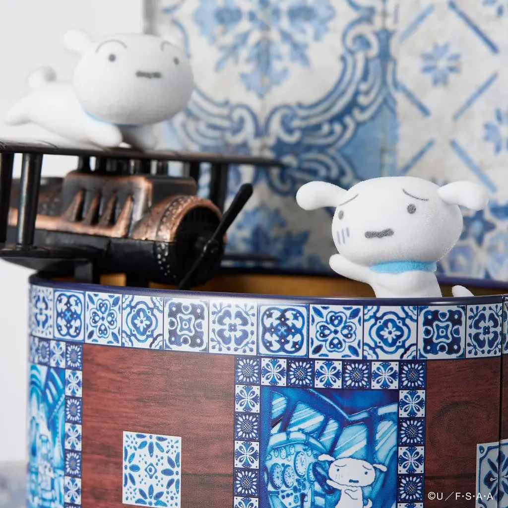 ヨーロッパ風タイル✖️宝石箱『クレヨンしんちゃん飛行機缶』が新登場！ふわふわ質感のシロのフロッキーフィギュアとステッカー付き。 画像 9