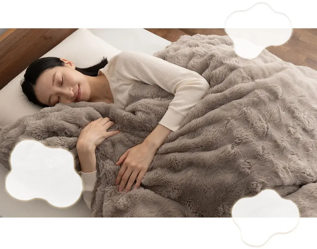 寒がりの方、節電派は必見！冬の定番“EMOOR HEAT+”シリーズから「ウルトラ極暖！カバーにもなる毛布に〈ふわふわタイプ〉」が新登場！6層構造＋W発熱素材で、一晩中ぬくもりが続く高機能毛布が誕生！ 画像 3