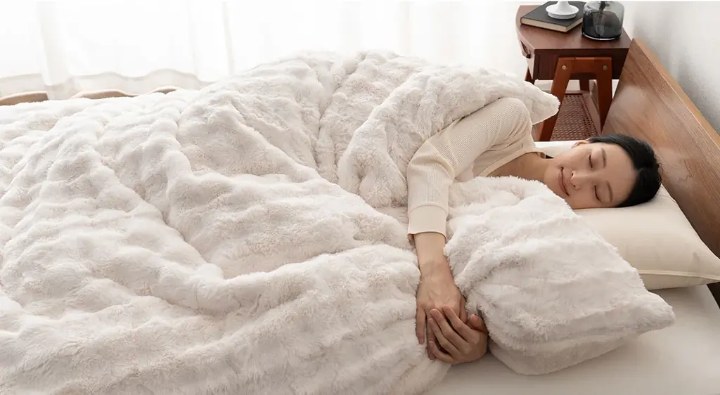 寒がりの方、節電派は必見！冬の定番“EMOOR HEAT+”シリーズから「ウルトラ極暖！カバーにもなる毛布に〈ふわふわタイプ〉」が新登場！6層構造＋W発熱素材で、一晩中ぬくもりが続く高機能毛布が誕生！ 画像 6