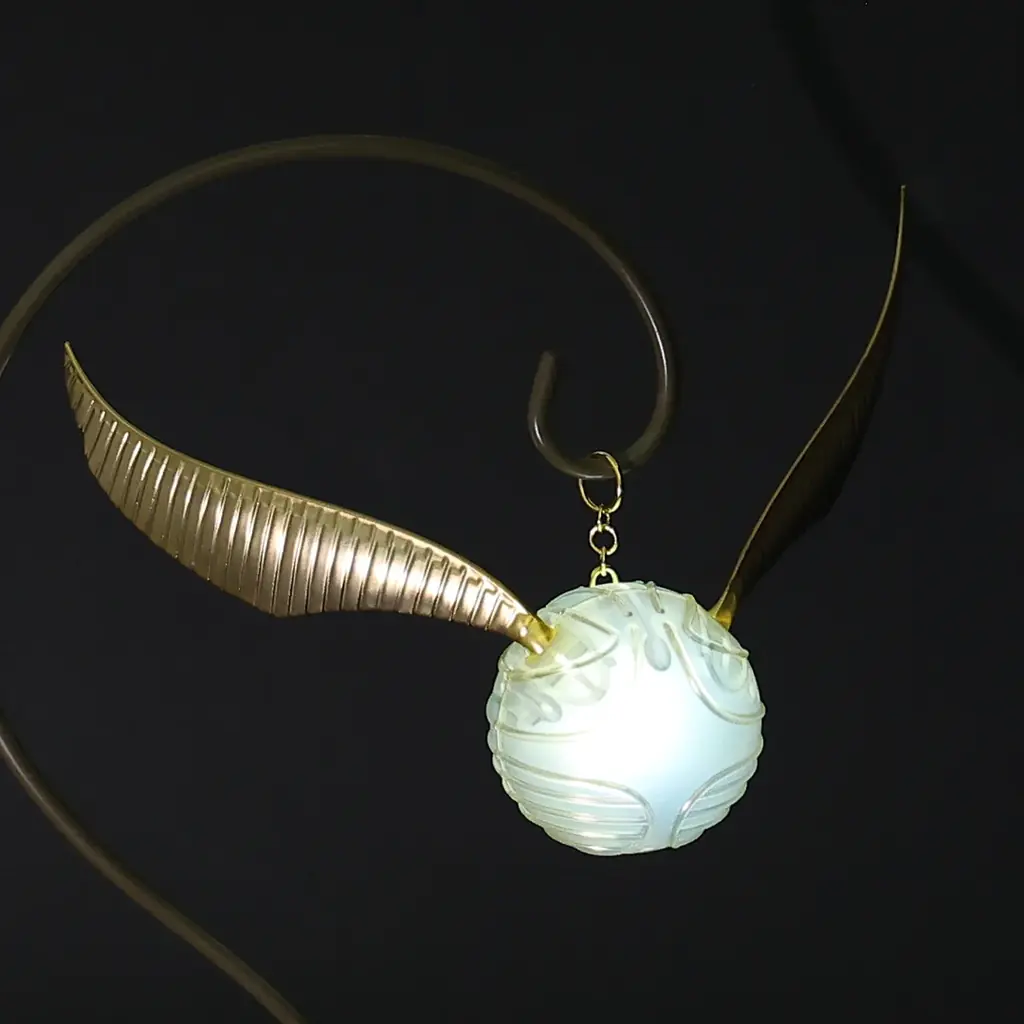 2025年10月24日(金)より「ハリー・ポッター　マホウドコロ」にて、魔法界の人気スポーツ「クィディッチ」で用いられ、試合の勝敗を大きく左右する「金のスニッチ」をライトにした新商品が登場 画像 3