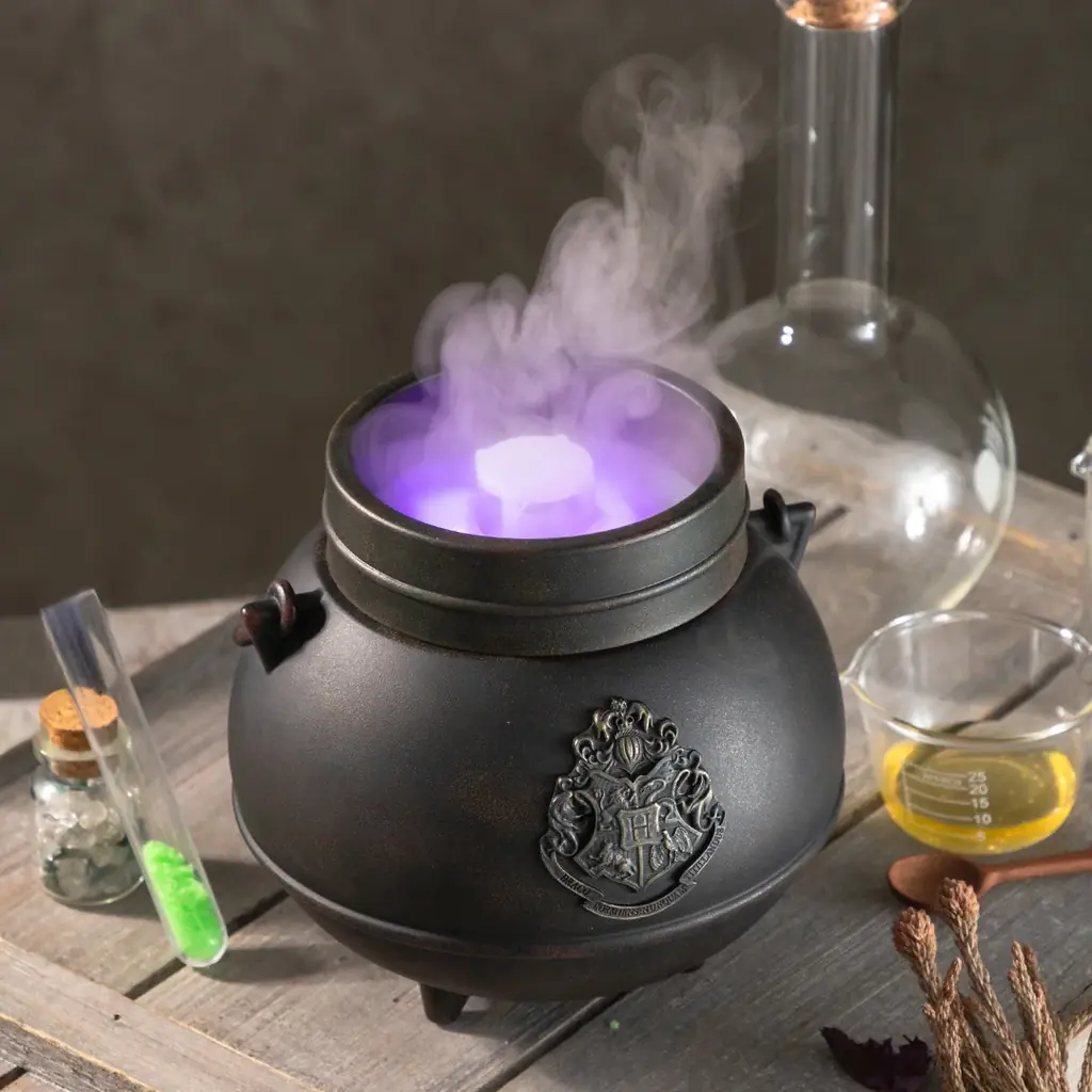 2025年10月24日(金)より「ハリー・ポッター　マホウドコロ」にて、魔法界の人気スポーツ「クィディッチ」で用いられ、試合の勝敗を大きく左右する「金のスニッチ」をライトにした新商品が登場 画像 7