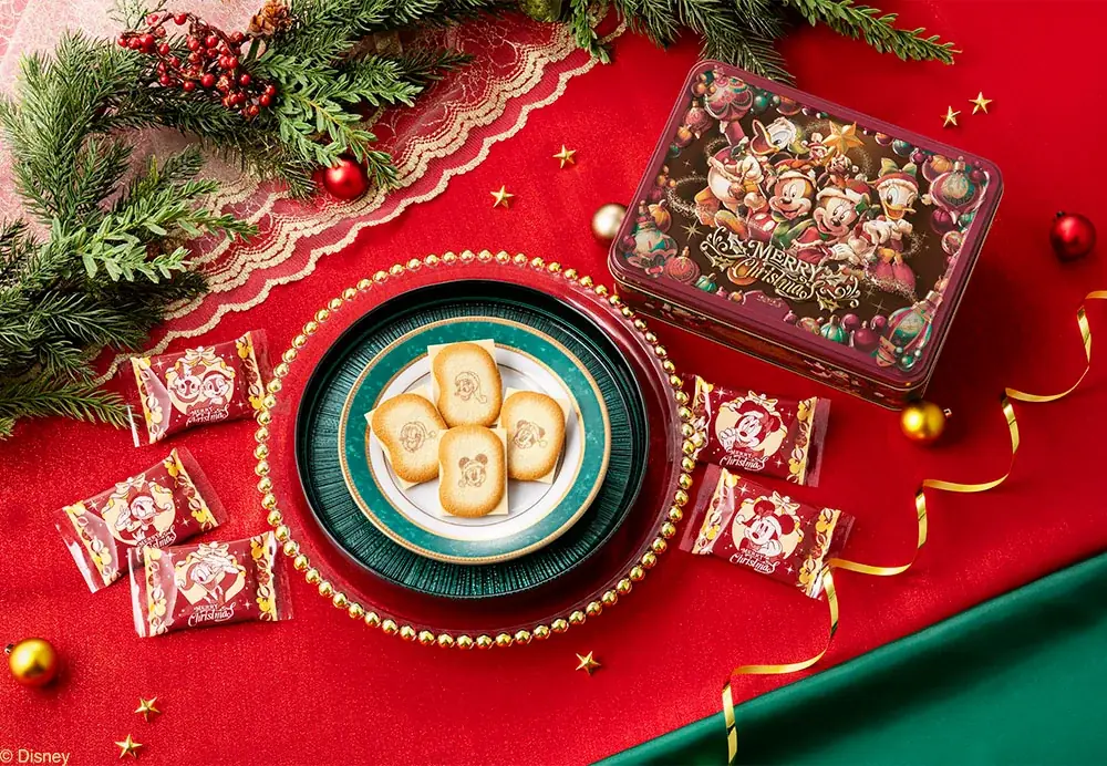 【東京ばな奈】2025クリスマス限定缶は、キラキラの飾りつけにいそしむ「ミッキー&フレンズ」デザイン！公式通販では先行予約を開始 画像 2
