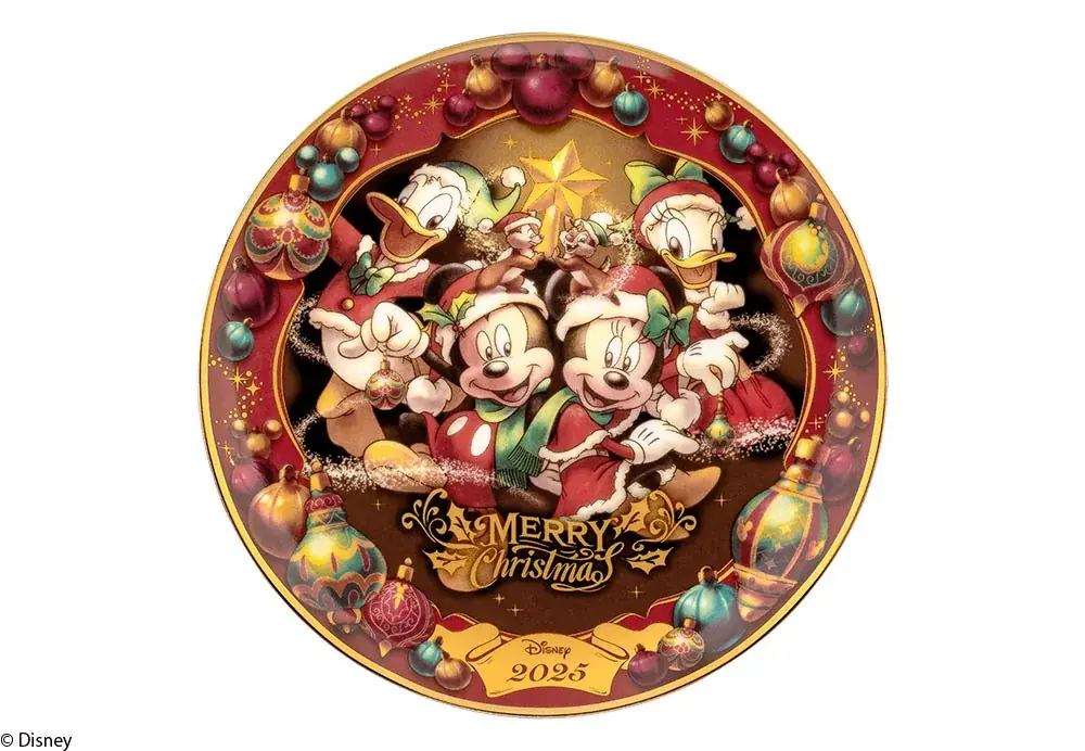 【東京ばな奈】2025クリスマス限定缶は、キラキラの飾りつけにいそしむ「ミッキー&フレンズ」デザイン！公式通販では先行予約を開始 画像 4
