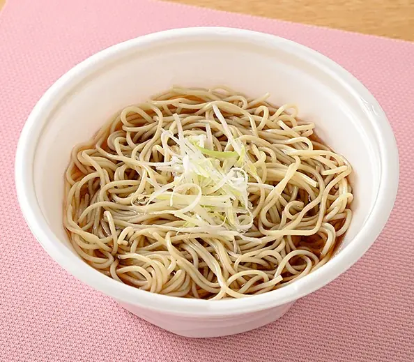 【北海道・関東・東海地方限定】ファミリーマート初！スープと麺への究極のこだわり！具材がないチルドかけラーメンが登場「LabQ監修 至高の一杯　かけ醤油らぁめん」10月28日（火）発売！ 画像 2