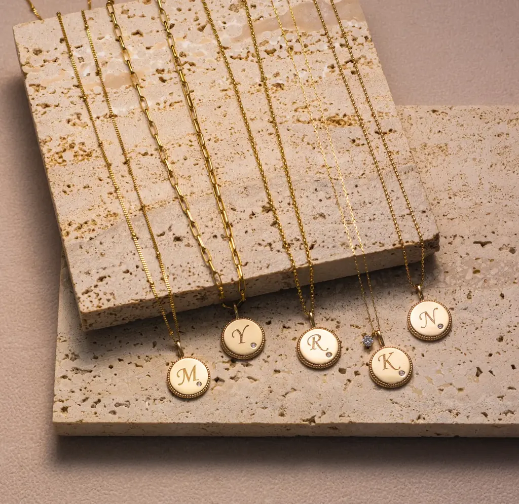 クリスマス限定販売。新作K18イニシャルコインペンダントネックレスをSeptember5から10月23日発売。 画像 1