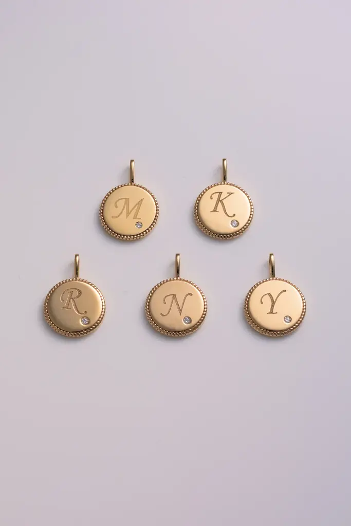 クリスマス限定販売。新作K18イニシャルコインペンダントネックレスをSeptember5から10月23日発売。 画像 6