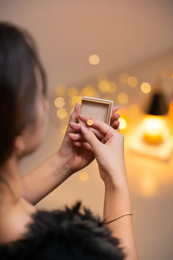 クリスマス限定販売。新作K18イニシャルコインペンダントネックレスをSeptember5から10月23日発売。 画像 7