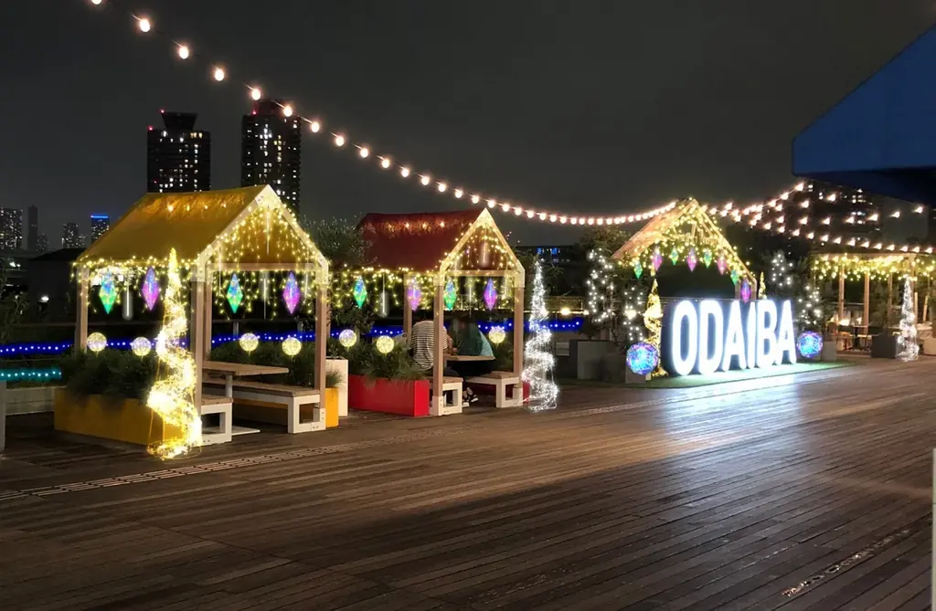 冬季限定でイルミネーションがバージョンアップ！デックス東京ビーチ「お台場イルミネーション“YAKEI”」にお台場の海をイメージした「青」を取り入れたイルミネーションやオリジナルブランコが登場 画像 4