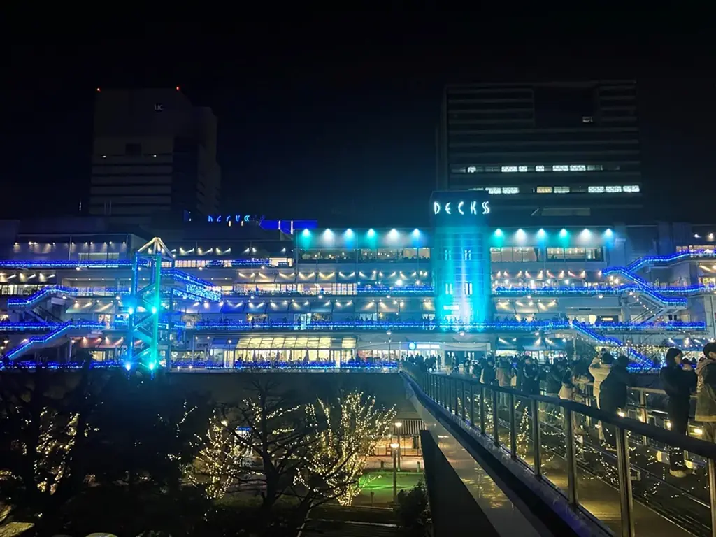 冬季限定でイルミネーションがバージョンアップ！デックス東京ビーチ「お台場イルミネーション“YAKEI”」にお台場の海をイメージした「青」を取り入れたイルミネーションやオリジナルブランコが登場 画像 6