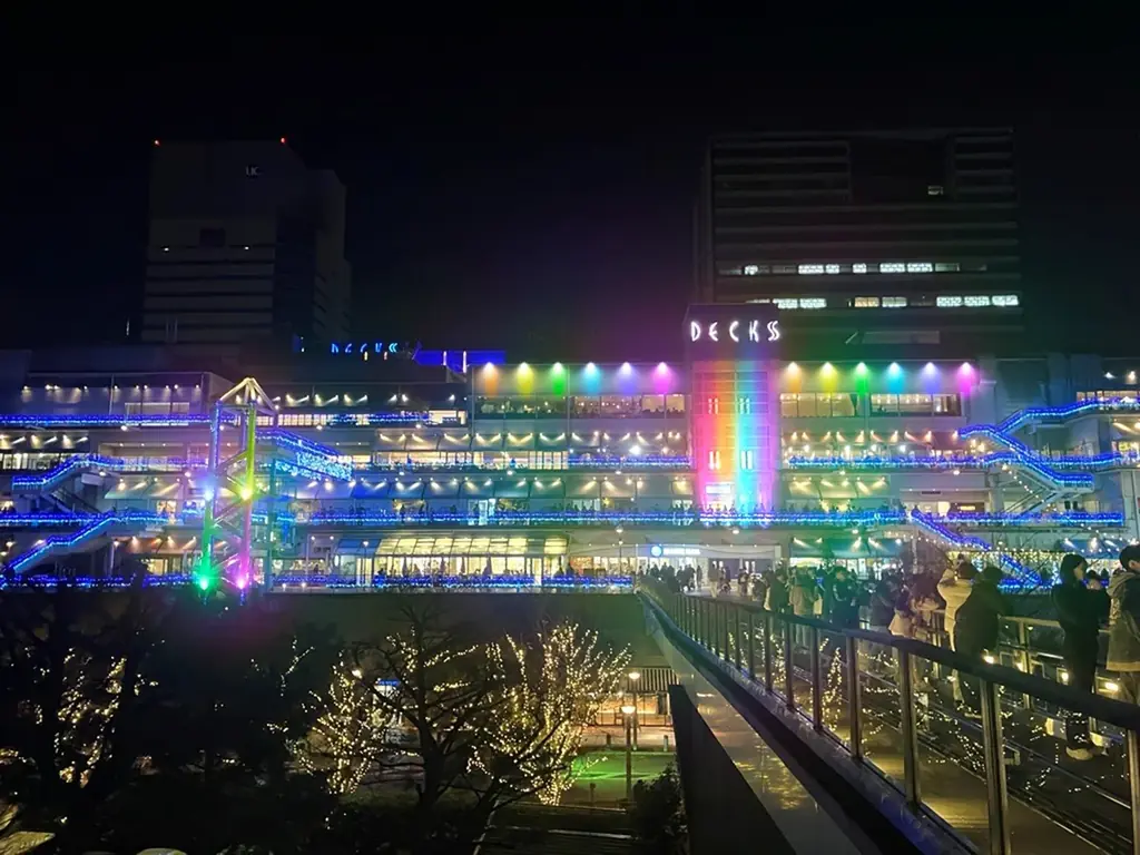 冬季限定でイルミネーションがバージョンアップ！デックス東京ビーチ「お台場イルミネーション“YAKEI”」にお台場の海をイメージした「青」を取り入れたイルミネーションやオリジナルブランコが登場 画像 7