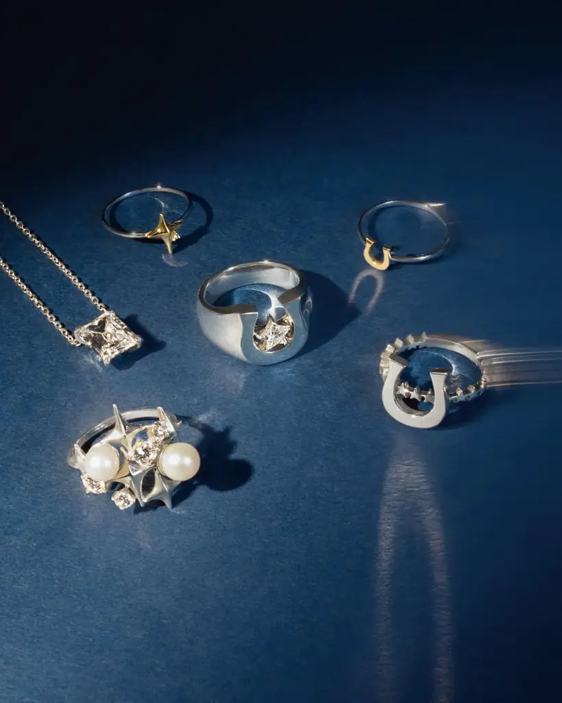 クリスマスギフトにも。e.m. group 3ブランドから「2025 HOLIDAY COLLECTION」が11/1発売。幸運を呼ぶモチーフなどの新作ジュエリー 画像 1