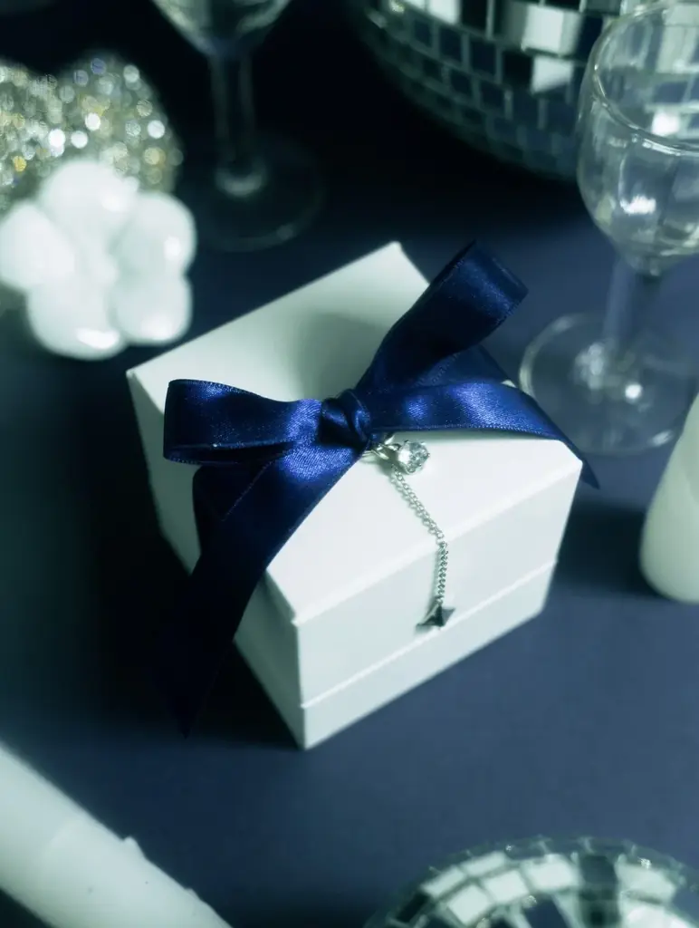 クリスマスギフトにも。e.m. group 3ブランドから「2025 HOLIDAY COLLECTION」が11/1発売。幸運を呼ぶモチーフなどの新作ジュエリー 画像 17