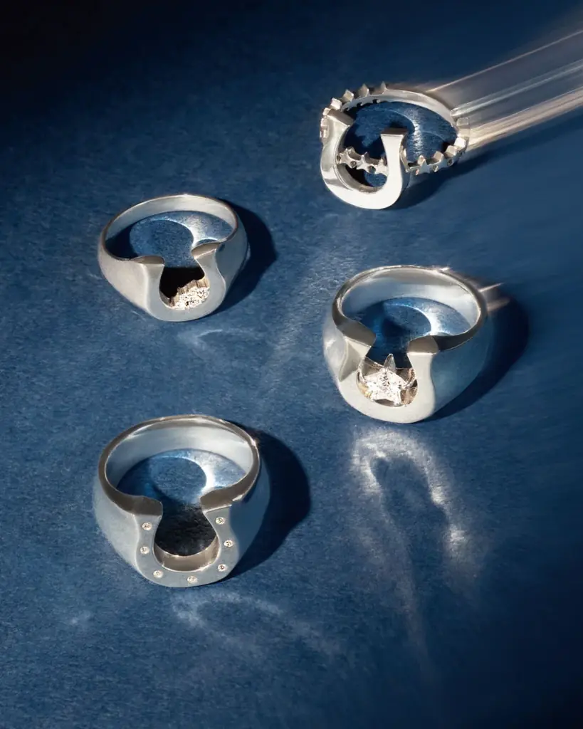 クリスマスギフトにも。e.m. group 3ブランドから「2025 HOLIDAY COLLECTION」が11/1発売。幸運を呼ぶモチーフなどの新作ジュエリー 画像 2