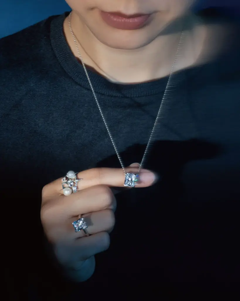 クリスマスギフトにも。e.m. group 3ブランドから「2025 HOLIDAY COLLECTION」が11/1発売。幸運を呼ぶモチーフなどの新作ジュエリー 画像 5