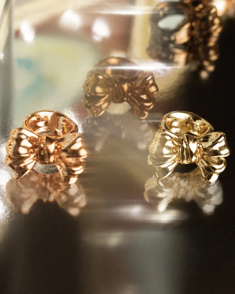 クリスマスギフトにも。e.m. group 3ブランドから「2025 HOLIDAY COLLECTION」が11/1発売。幸運を呼ぶモチーフなどの新作ジュエリー 画像 8