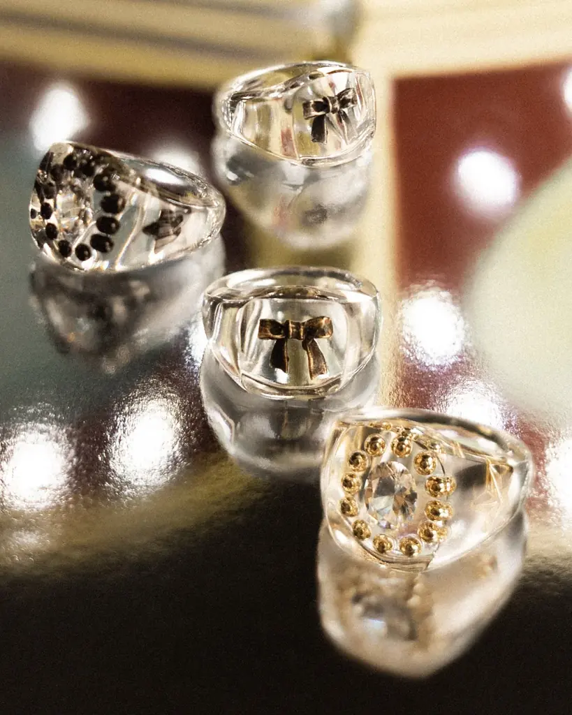 クリスマスギフトにも。e.m. group 3ブランドから「2025 HOLIDAY COLLECTION」が11/1発売。幸運を呼ぶモチーフなどの新作ジュエリー 画像 9