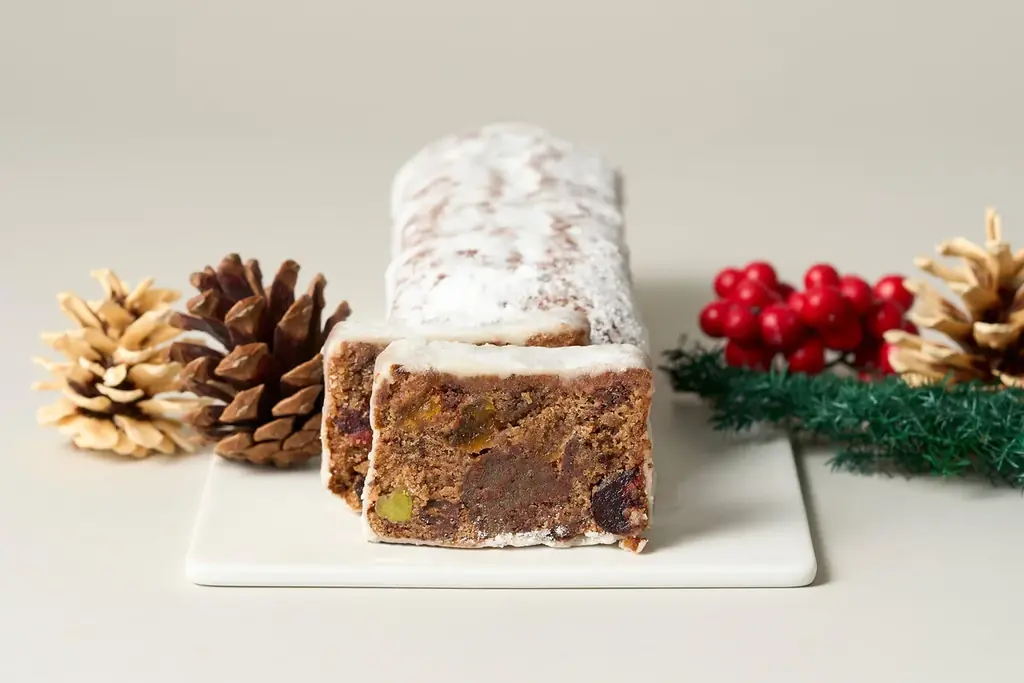 【Minimalのクリスマス2025・第二弾】3種のチョコレート＆フルーツをたっぷり用いた香り高いシュトーレン風ガトーショコラ登場 画像 1