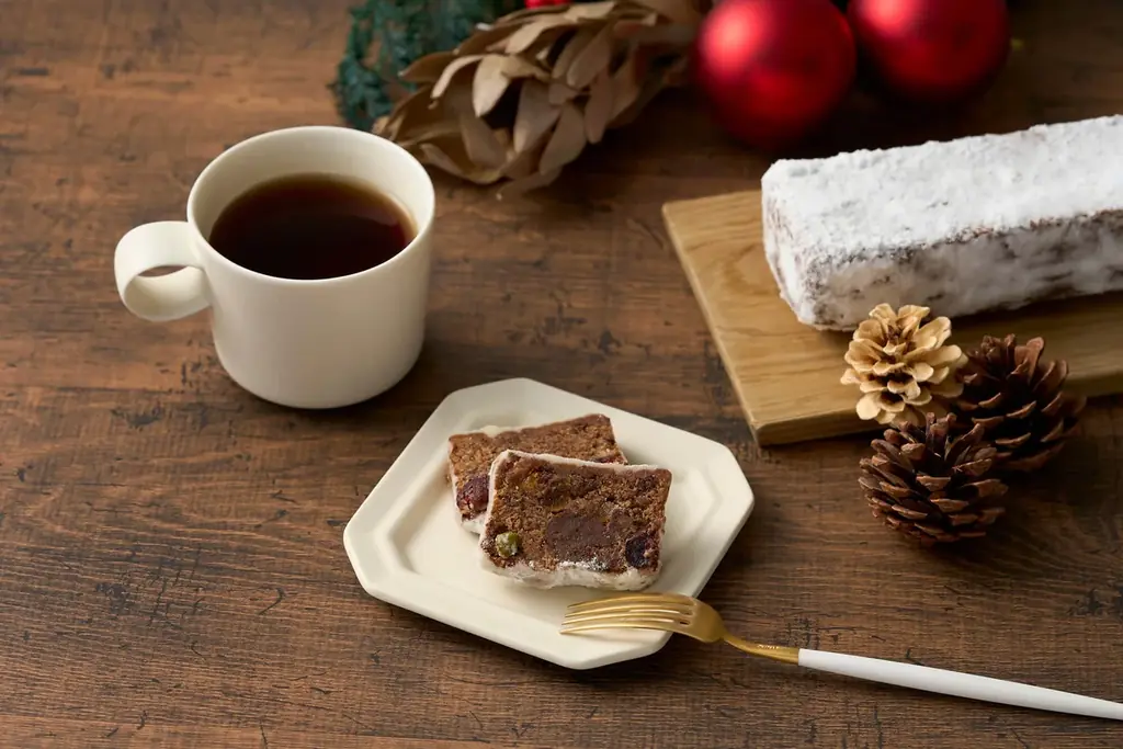 【Minimalのクリスマス2025・第二弾】3種のチョコレート＆フルーツをたっぷり用いた香り高いシュトーレン風ガトーショコラ登場 画像 3