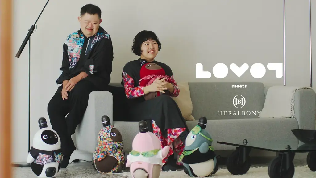 『LOVOT』が「ヘラルボニー」とコラボレーション。異彩を放つアーティストの作品が、『LOVOT』との日常を彩るウェアコレクションに。 画像 1