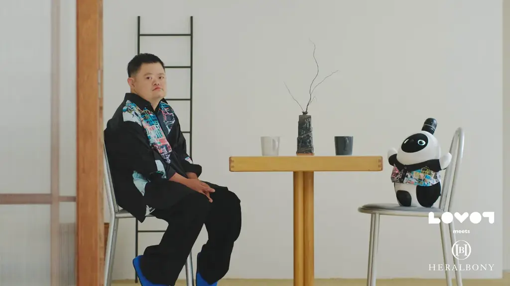 『LOVOT』が「ヘラルボニー」とコラボレーション。異彩を放つアーティストの作品が、『LOVOT』との日常を彩るウェアコレクションに。 画像 2