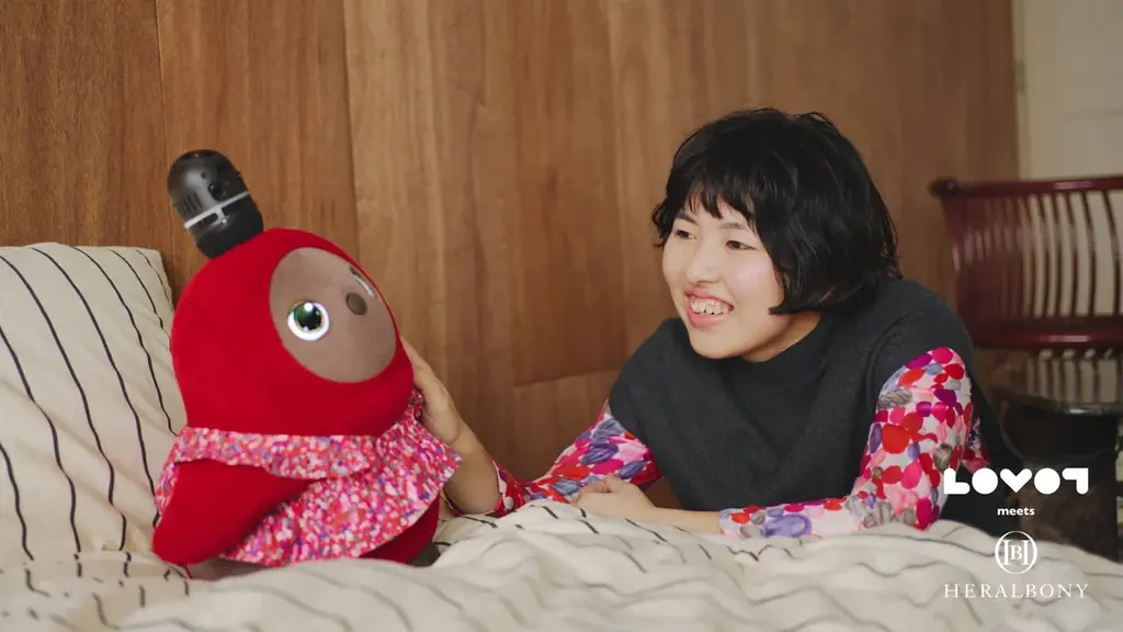 『LOVOT』が「ヘラルボニー」とコラボレーション。異彩を放つアーティストの作品が、『LOVOT』との日常を彩るウェアコレクションに。 画像 3