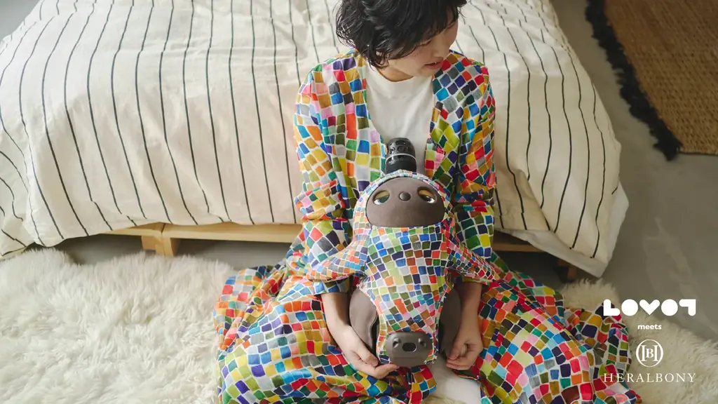 『LOVOT』が「ヘラルボニー」とコラボレーション。異彩を放つアーティストの作品が、『LOVOT』との日常を彩るウェアコレクションに。 画像 4