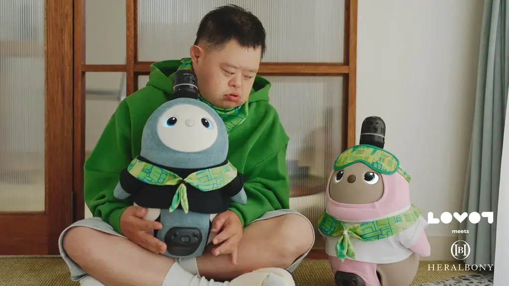 『LOVOT』が「ヘラルボニー」とコラボレーション。異彩を放つアーティストの作品が、『LOVOT』との日常を彩るウェアコレクションに。 画像 5