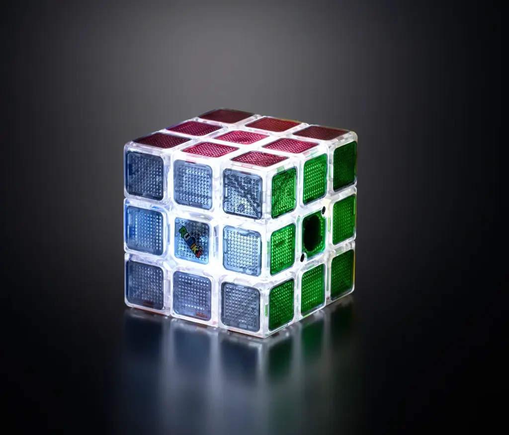 光ると色が出現！？ルービックキューブ史上初の“光るキューブ” 　『ルービックキューブフラッシュ』 画像 1