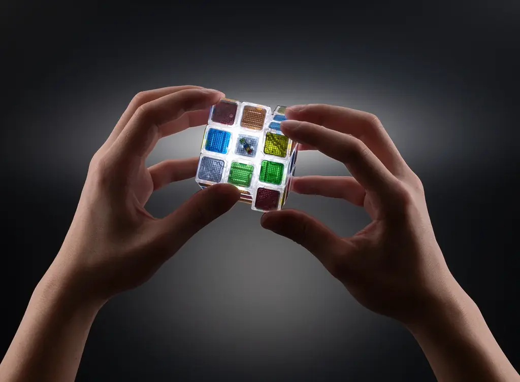 光ると色が出現！？ルービックキューブ史上初の“光るキューブ” 　『ルービックキューブフラッシュ』 画像 2