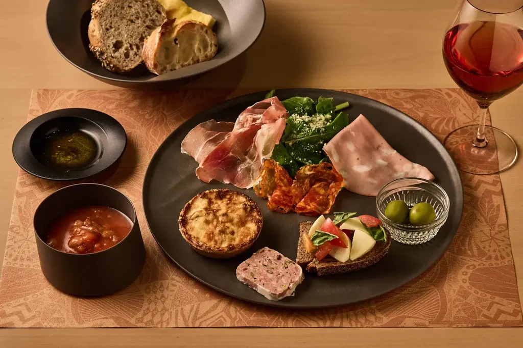 スターバックス リザーブ® ロースタリー 東京のホリデーシーズンが到来！　ドルチェを堪能するように楽しむビバレッジや、ホリデーの贅沢なひとときをカクテルとともに堪能するディナーセットが登場 画像 8